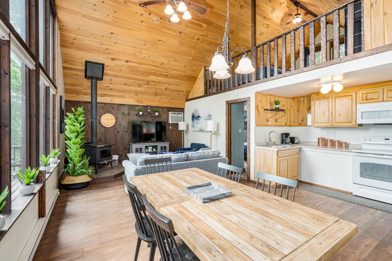 Quaint Loft Cabin W Hot Tub, Firepit, Deck & Grill Hedgesville Εξωτερικό φωτογραφία