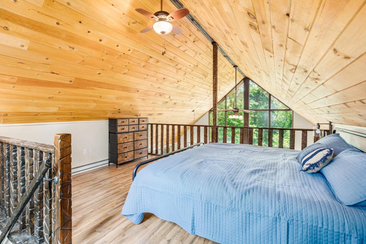 Quaint Loft Cabin W Hot Tub, Firepit, Deck & Grill Hedgesville Εξωτερικό φωτογραφία