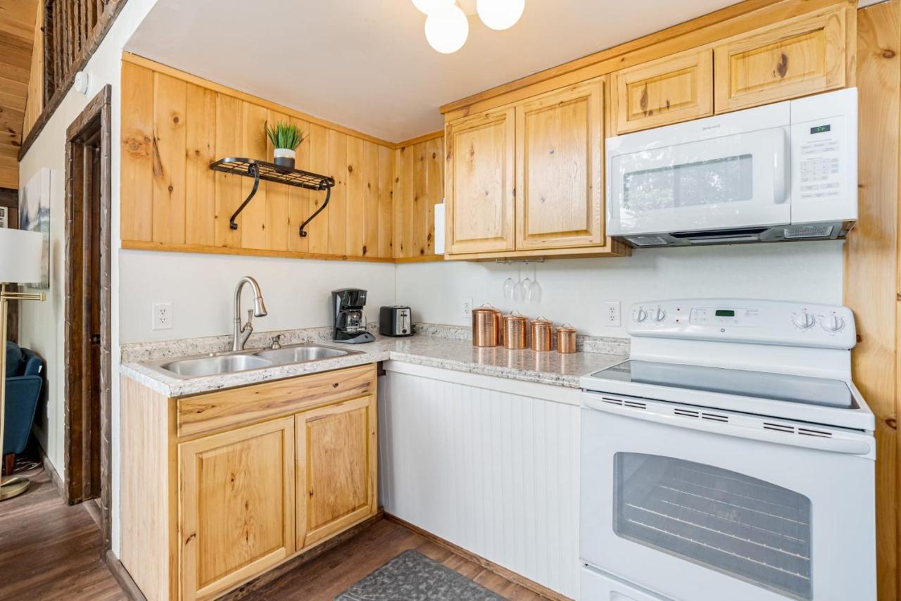 Quaint Loft Cabin W Hot Tub, Firepit, Deck & Grill Hedgesville Εξωτερικό φωτογραφία