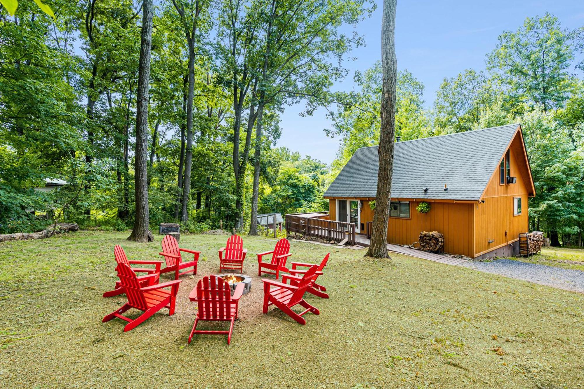 Quaint Loft Cabin W Hot Tub, Firepit, Deck & Grill Hedgesville Εξωτερικό φωτογραφία