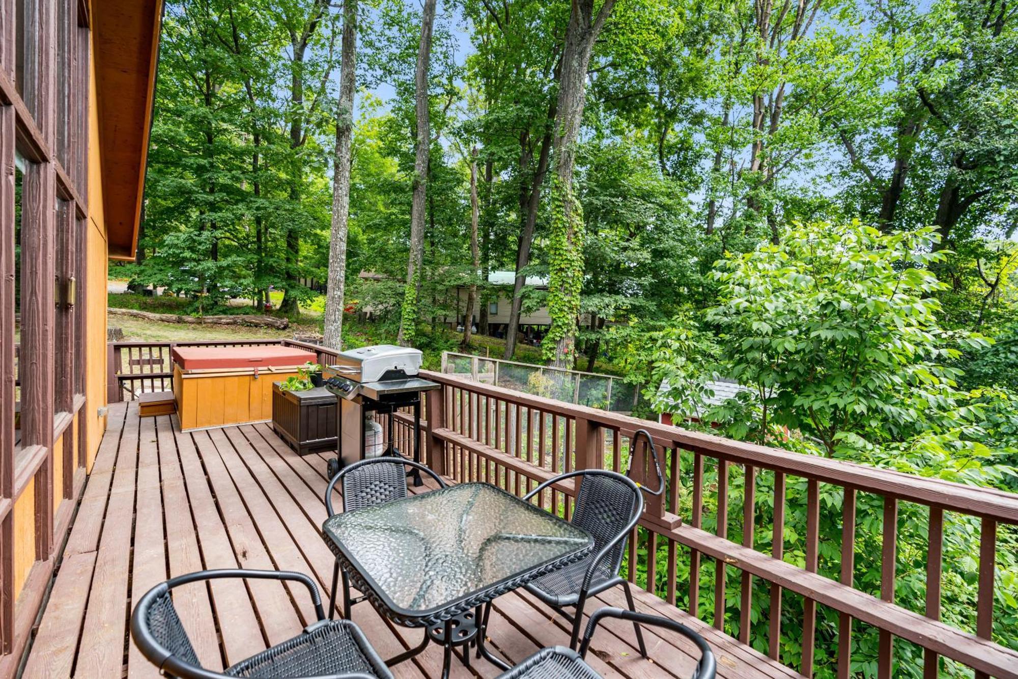 Quaint Loft Cabin W Hot Tub, Firepit, Deck & Grill Hedgesville Εξωτερικό φωτογραφία