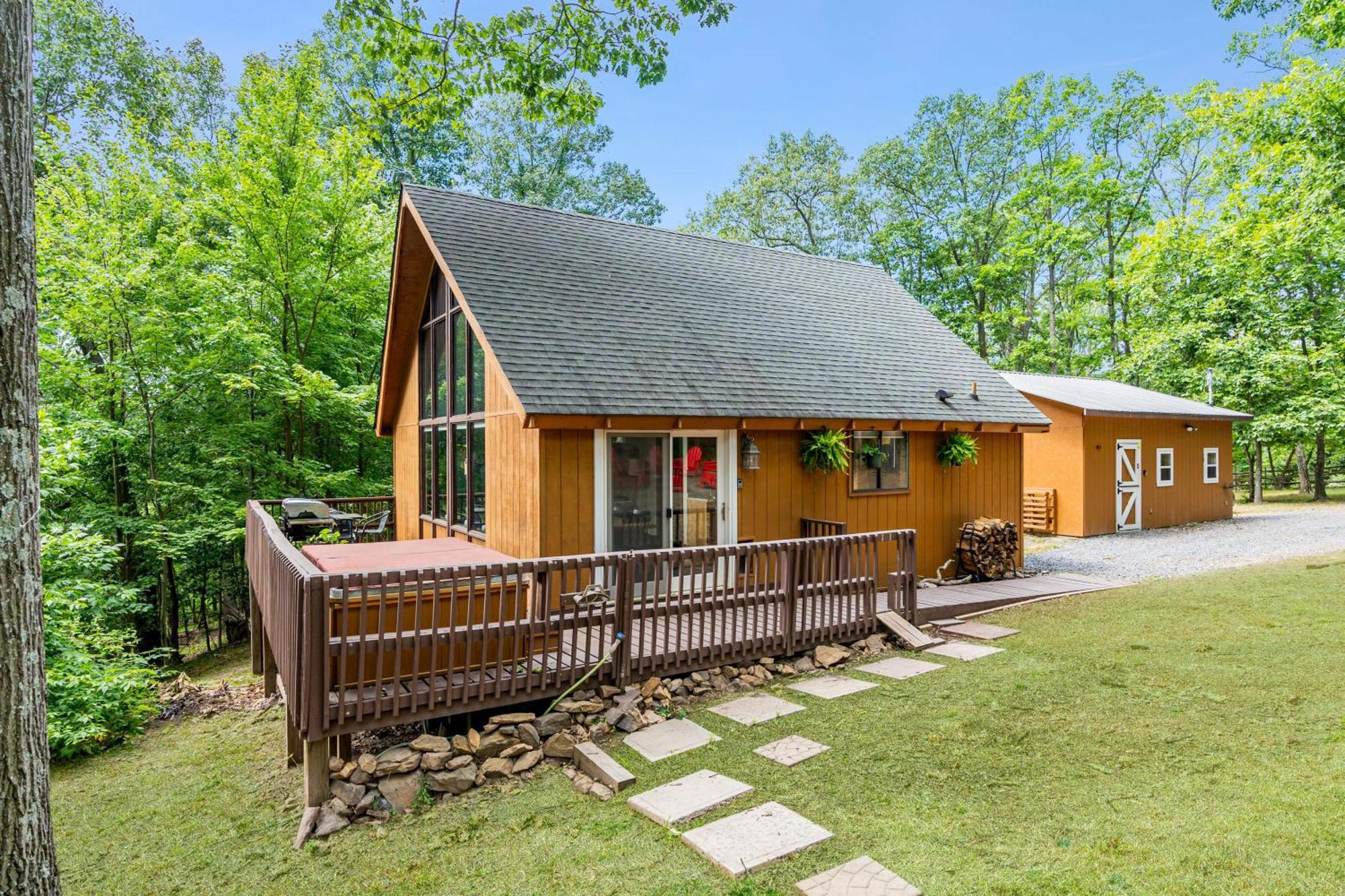 Quaint Loft Cabin W Hot Tub, Firepit, Deck & Grill Hedgesville Εξωτερικό φωτογραφία