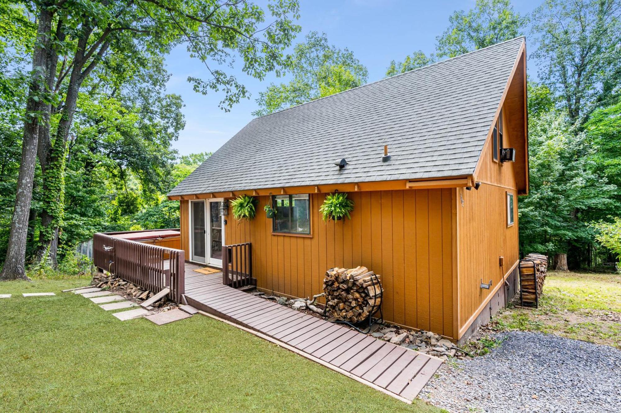 Quaint Loft Cabin W Hot Tub, Firepit, Deck & Grill Hedgesville Εξωτερικό φωτογραφία