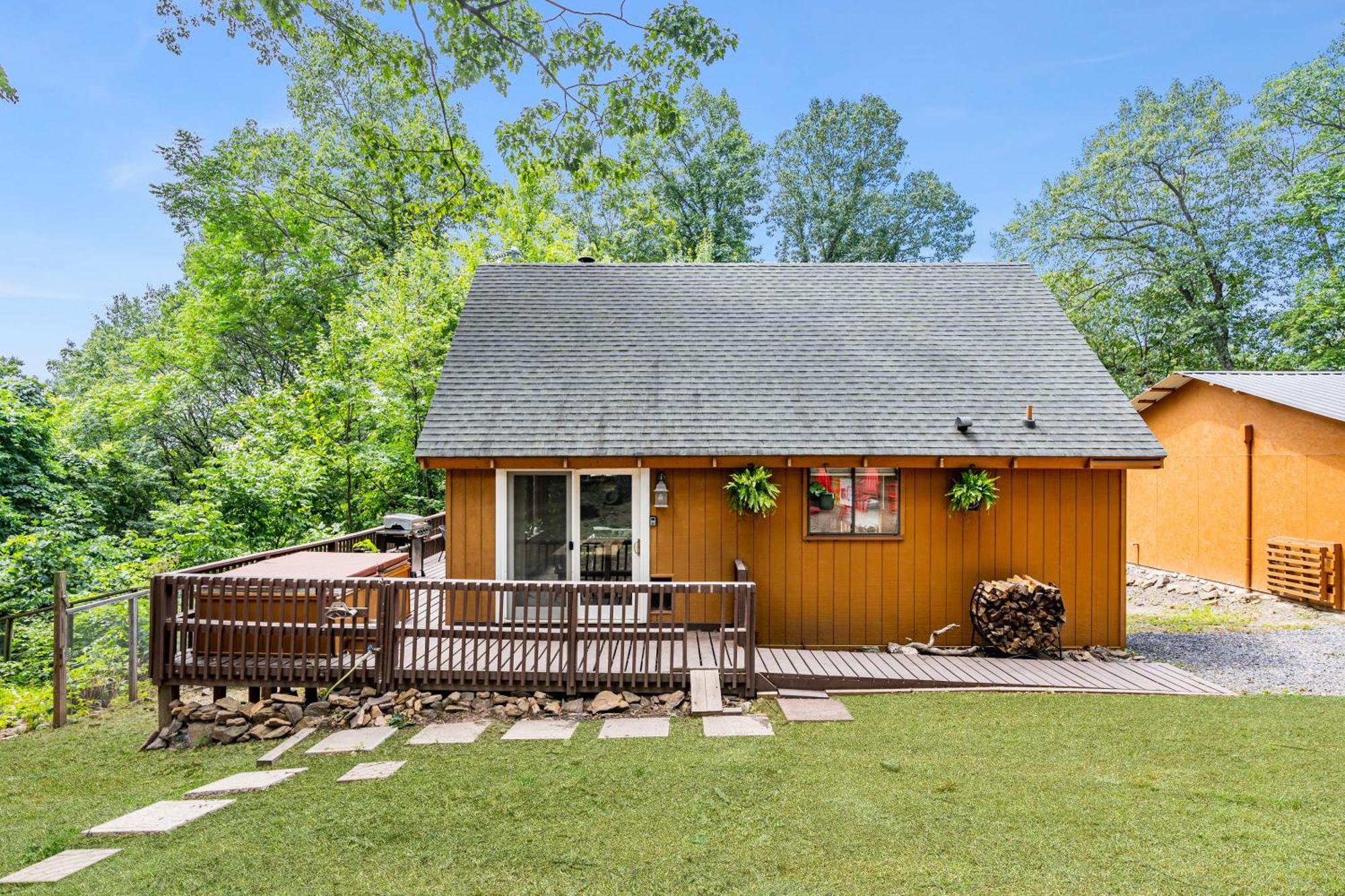 Quaint Loft Cabin W Hot Tub, Firepit, Deck & Grill Hedgesville Εξωτερικό φωτογραφία