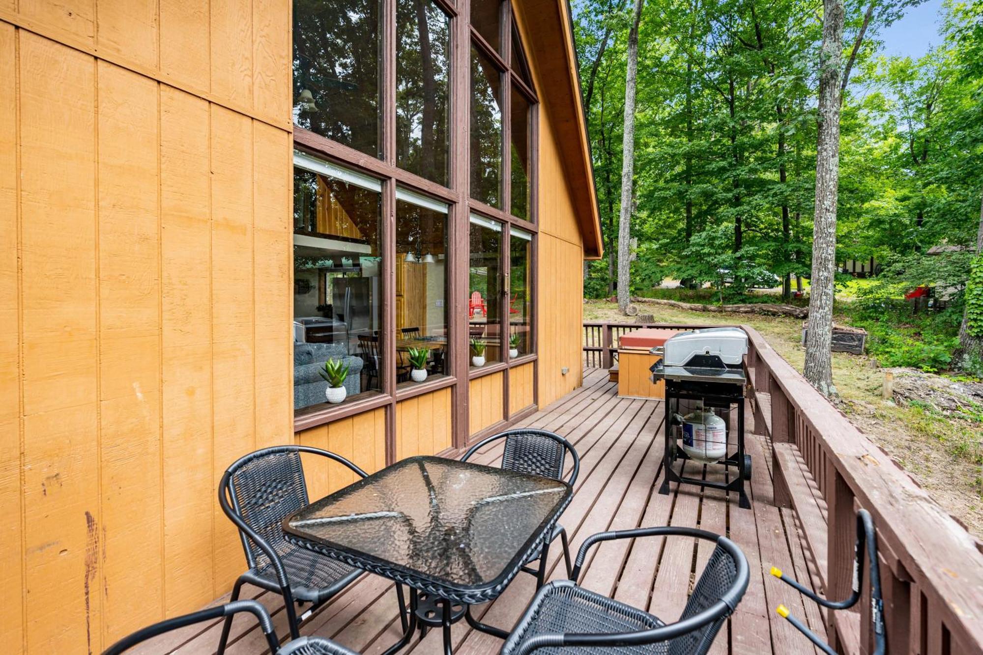 Quaint Loft Cabin W Hot Tub, Firepit, Deck & Grill Hedgesville Εξωτερικό φωτογραφία
