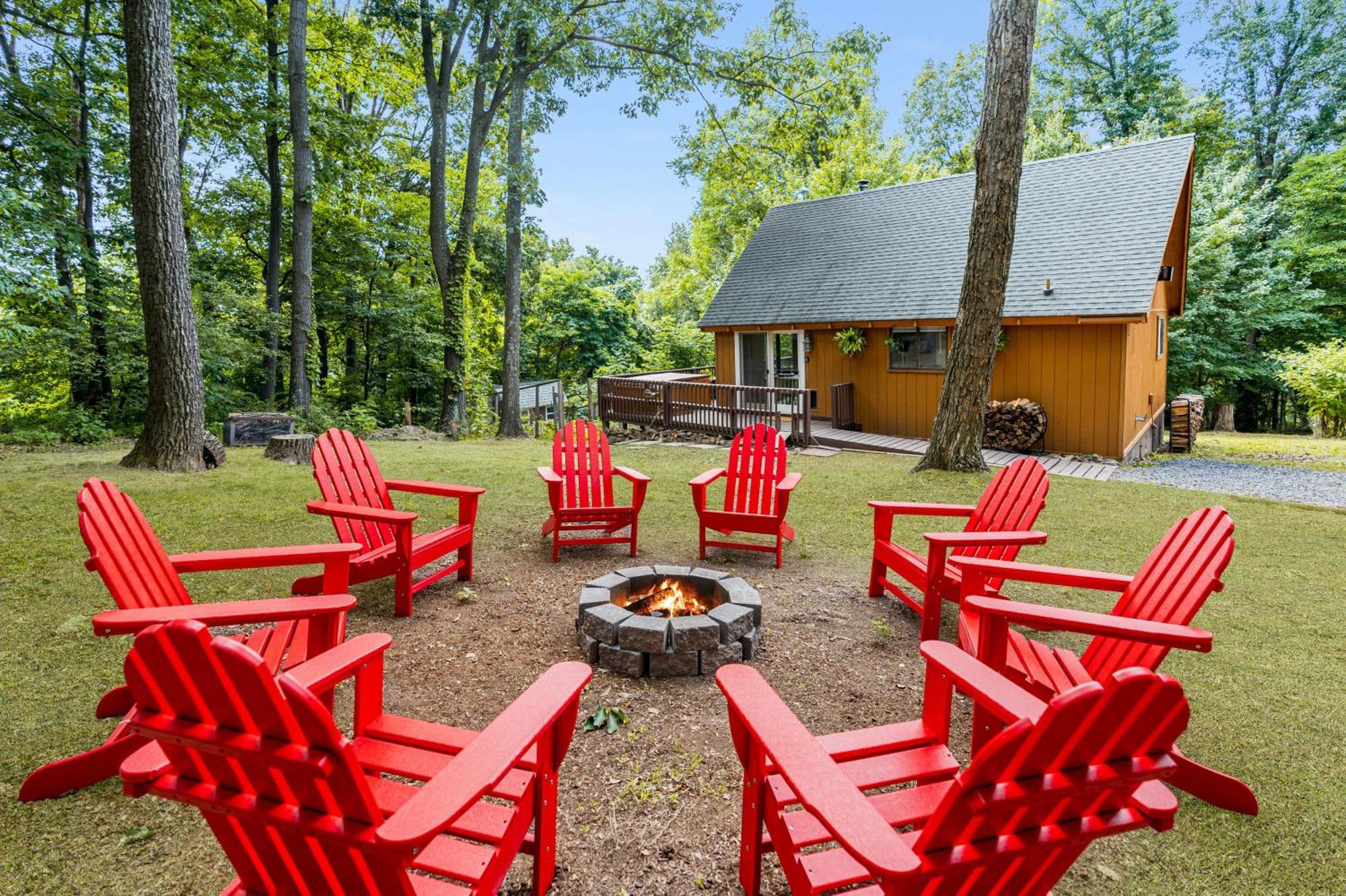Quaint Loft Cabin W Hot Tub, Firepit, Deck & Grill Hedgesville Εξωτερικό φωτογραφία